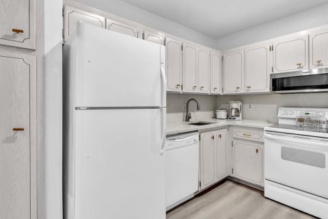 Condo in Pompano Beach, Florida, 2 bedrooms № 2082597 - photo 7