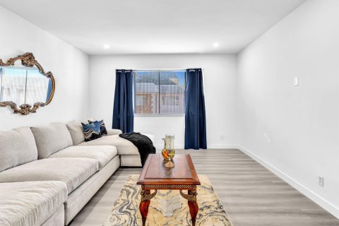 Condo in Pompano Beach, Florida, 2 bedrooms № 2082597 - photo 13