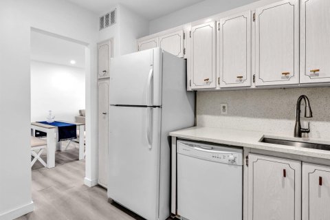 Condo in Pompano Beach, Florida, 2 bedrooms № 2082597 - photo 9