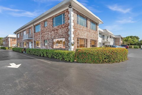 Condo in Pompano Beach, Florida, 2 bedrooms № 2082597 - photo 2