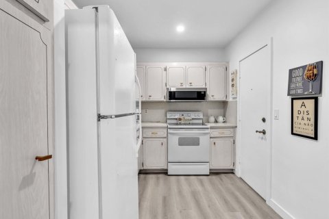 Condo in Pompano Beach, Florida, 2 bedrooms № 2082597 - photo 6
