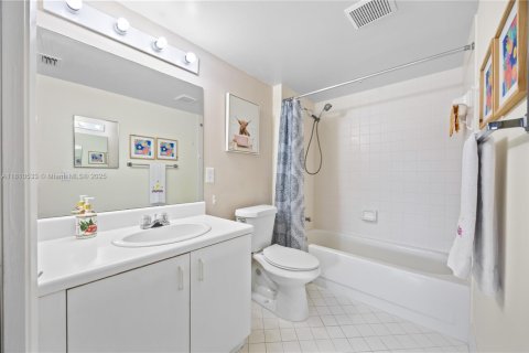 Condo in Pembroke Pines, Florida, 2 bedrooms  № 1790582 - photo 14