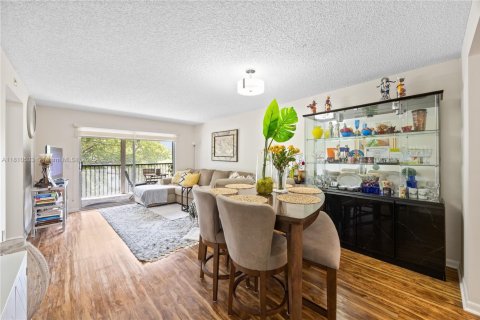 Condo in Pembroke Pines, Florida, 2 bedrooms  № 1790582 - photo 1