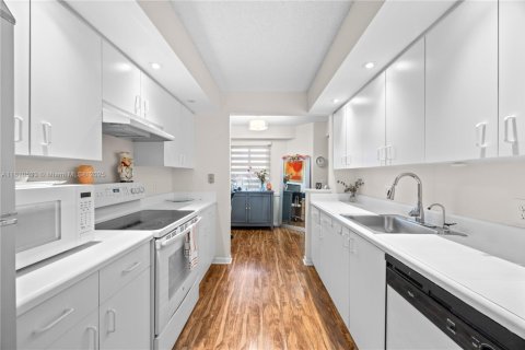 Condo in Pembroke Pines, Florida, 2 bedrooms  № 1790582 - photo 2