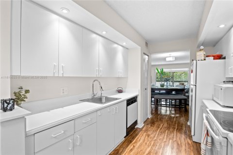 Condo in Pembroke Pines, Florida, 2 bedrooms  № 1790582 - photo 17