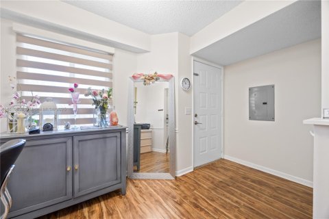 Condo in Pembroke Pines, Florida, 2 bedrooms  № 1790582 - photo 15