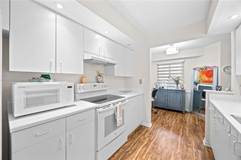 Condo in Pembroke Pines, Florida, 2 bedrooms  № 1790582 - photo 16