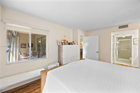 Condo in Pembroke Pines, Florida, 2 bedrooms  № 1790582 - photo 23