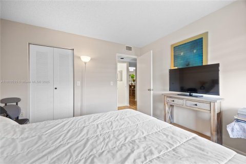 Condo in Pembroke Pines, Florida, 2 bedrooms  № 1790582 - photo 12