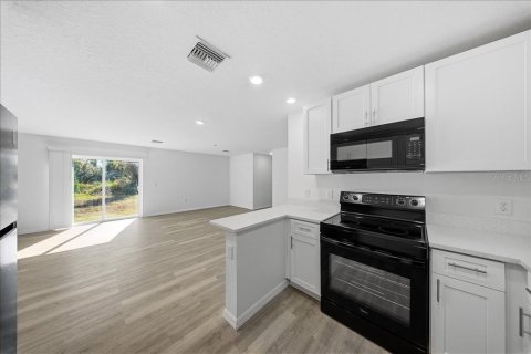 House in North Port, Florida 3 bedrooms, 148.64 sq.m. № 2166427 - photo 6