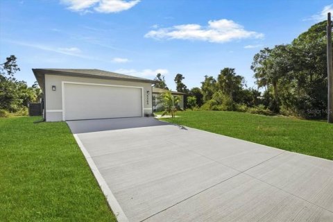 House in North Port, Florida 3 bedrooms, 148.64 sq.m. № 2166427 - photo 1