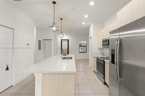 Condominio en alquiler en Doral, Florida, 2 dormitorios № 1952058 - foto 13
