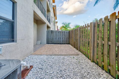 Condominio en alquiler en Doral, Florida, 2 dormitorios № 1952058 - foto 25
