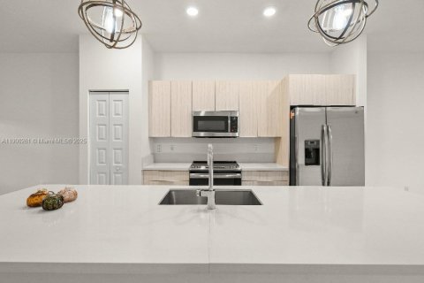 Condominio en alquiler en Doral, Florida, 2 dormitorios № 1952058 - foto 12