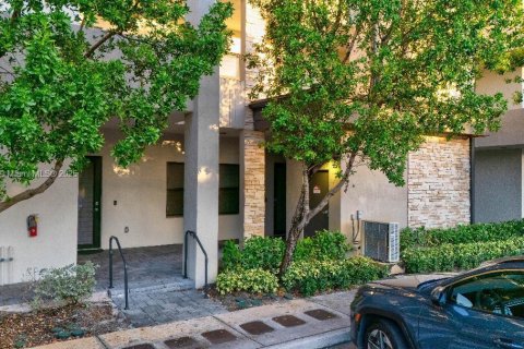 Condominio en alquiler en Doral, Florida, 2 dormitorios № 1952058 - foto 7