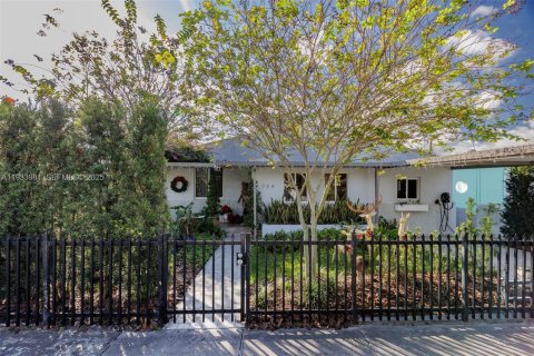 Casa en venta en Miami, Florida, 4 dormitorios, 152.64 m2 № 1992219 - foto 2