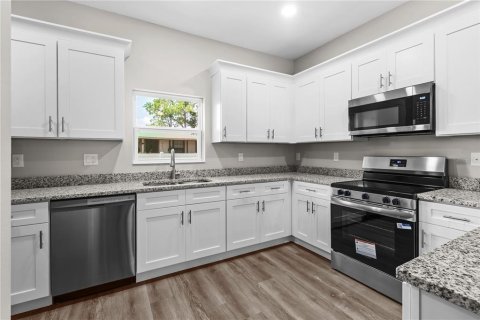 House in Tampa, Florida 3 bedrooms, 116.22 sq.m. № 2205732 - photo 8
