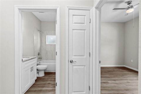 House in Tampa, Florida 3 bedrooms, 116.22 sq.m. № 2205732 - photo 18