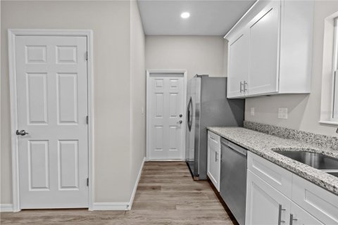 House in Tampa, Florida 3 bedrooms, 116.22 sq.m. № 2205732 - photo 7