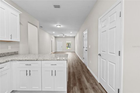 House in Tampa, Florida 3 bedrooms, 116.22 sq.m. № 2205732 - photo 6
