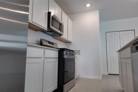 House in Port St. Lucie, Florida 5 bedrooms, 216.09 sq.m. № 2043090 - photo 17