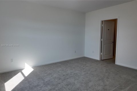 House in Port St. Lucie, Florida 5 bedrooms, 216.09 sq.m. № 2043090 - photo 23