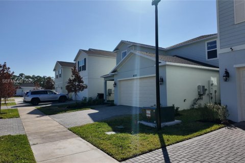 House in Port St. Lucie, Florida 5 bedrooms, 216.09 sq.m. № 2043090