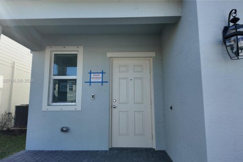 House in Port St. Lucie, Florida 5 bedrooms, 216.09 sq.m. № 2043090 - photo 9