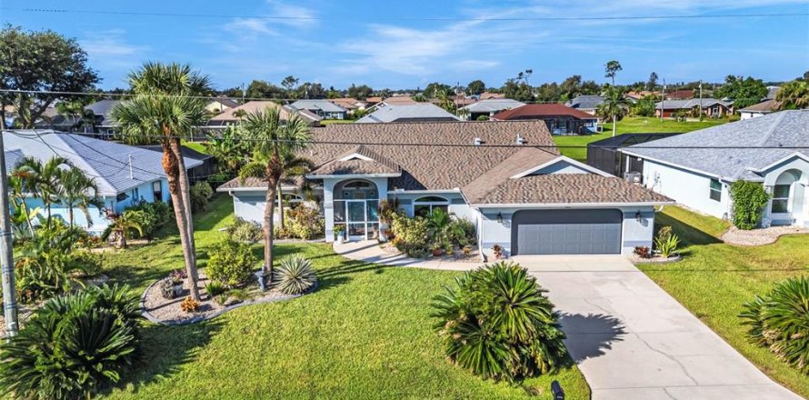 House in Rotonda, Florida 3 bedrooms, 193.7 sq.m. № 1900298