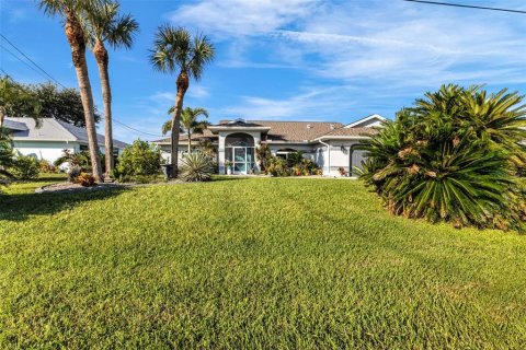 House in Rotonda, Florida 3 bedrooms, 193.7 sq.m. № 1900298 - photo 2