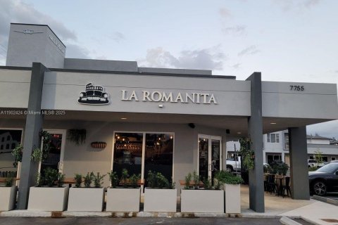 Propiedad comercial en venta en Hialeah, Florida № 1953850 - foto 1