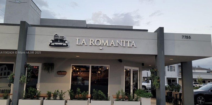 Propiedad comercial en Hialeah, Florida № 1953850