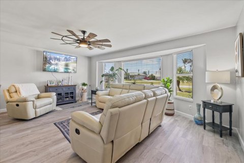 Villa ou maison à vendre à Cape Coral, Floride: 3 chambres, 161.84 m2 № 1755011 - photo 11