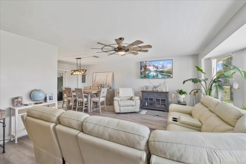 Villa ou maison à vendre à Cape Coral, Floride: 3 chambres, 161.84 m2 № 1755011 - photo 10
