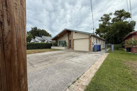 Villa ou maison à louer à Tampa, Floride: 3 chambres, 118.45 m2 № 2406910 - photo 2