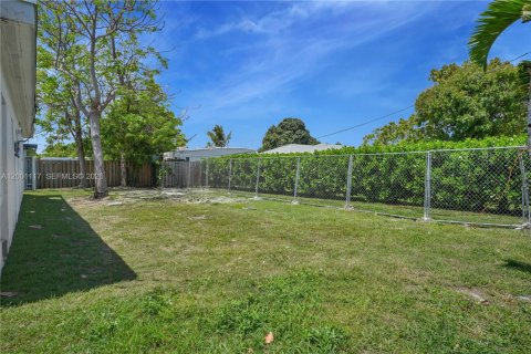 Купить коммерческую недвижимость в Майами, Флорида 230.21м2, № 2066520 - фото 12