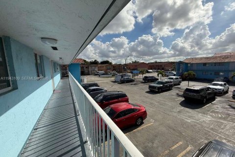 Copropriété à louer à Hialeah, Floride: 2 chambres, 64.66 m2 № 1999418 - photo 4