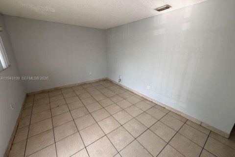Copropriété à louer à Hialeah, Floride: 2 chambres, 64.66 m2 № 1999418 - photo 11