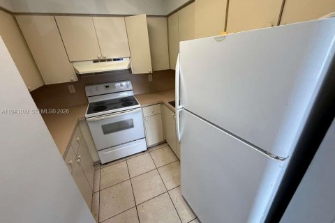 Copropriété à louer à Hialeah, Floride: 2 chambres, 64.66 m2 № 1999418 - photo 6