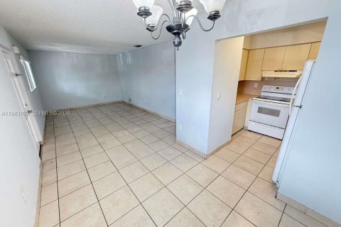 Copropriété à louer à Hialeah, Floride: 2 chambres, 64.66 m2 № 1999418 - photo 5