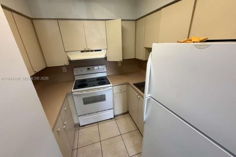 Copropriété à louer à Hialeah, Floride: 2 chambres, 64.66 m2 № 1999418 - photo 8