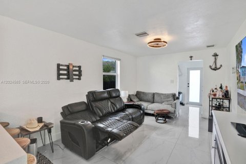 Villa ou maison à vendre à Hollywood, Floride: 2 chambres, 82.5 m2 № 2077373 - photo 5