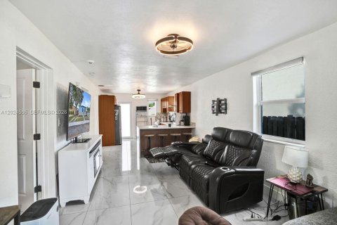 Villa ou maison à vendre à Hollywood, Floride: 2 chambres, 82.5 m2 № 2077373 - photo 4