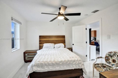 Villa ou maison à vendre à Hollywood, Floride: 2 chambres, 82.5 m2 № 2077373 - photo 12