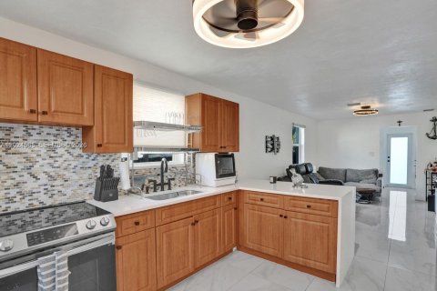 Villa ou maison à vendre à Hollywood, Floride: 2 chambres, 82.5 m2 № 2077373 - photo 8
