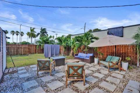 Villa ou maison à vendre à Hollywood, Floride: 2 chambres, 82.5 m2 № 2077373 - photo 16