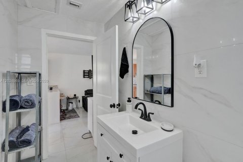 Villa ou maison à vendre à Hollywood, Floride: 2 chambres, 82.5 m2 № 2077373 - photo 11