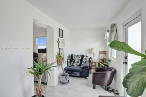 Villa ou maison à vendre à Hollywood, Floride: 2 chambres, 82.5 m2 № 2077373 - photo 3