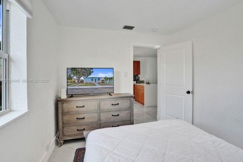 Villa ou maison à vendre à Hollywood, Floride: 2 chambres, 82.5 m2 № 2077373 - photo 15