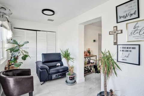Villa ou maison à vendre à Hollywood, Floride: 2 chambres, 82.5 m2 № 2077373 - photo 2